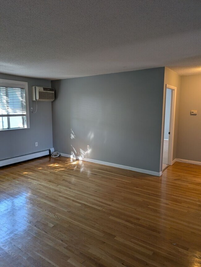 Building Photo - Somerville 2 bedroom with parking for 9/1