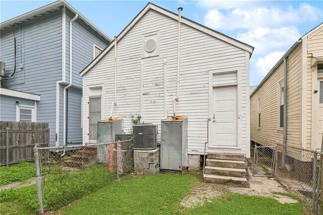 Building Photo - 2312 Marengo St