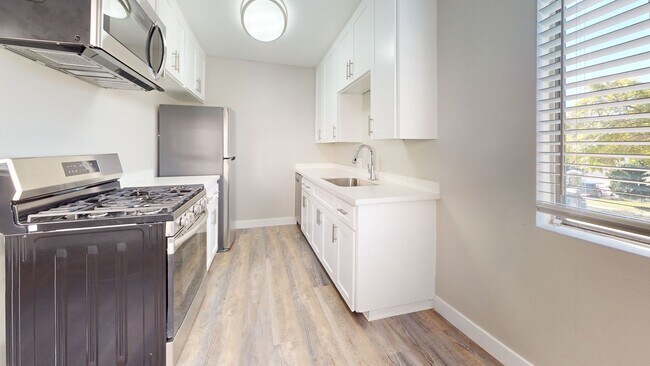 Interior Photo - 1913 11th St - TWO bedrooms AVAILABALE !