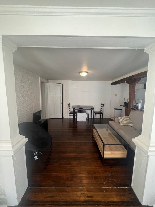 Building Photo - This 3bd/3ba is ON Broadway a Great Location for Student Life!