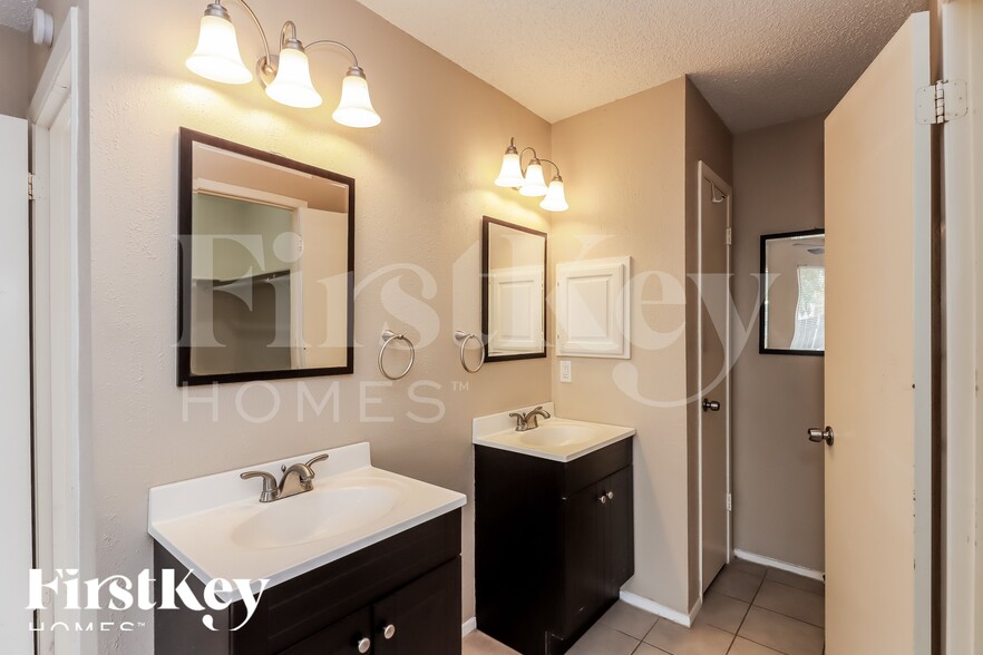 Building Photo - 7431 Navidad Rd