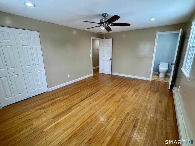 Building Photo - 10 Longview Ln