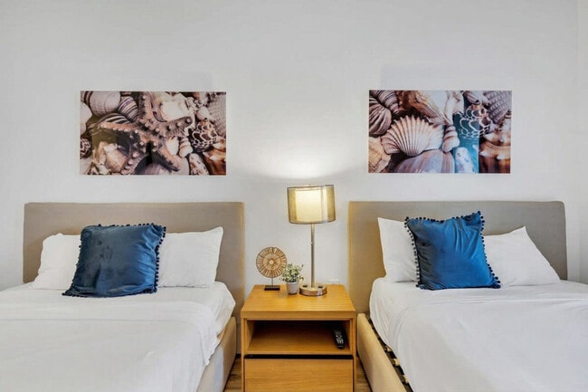 Building Photo - 2602 E Hallandale Beach Blvd