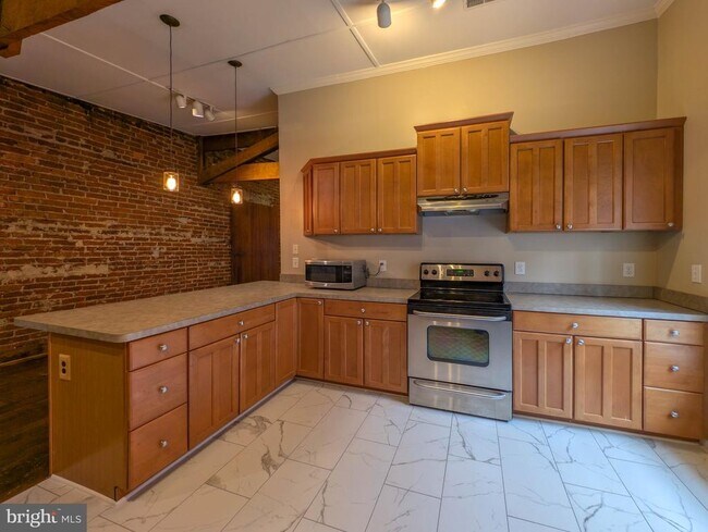 Building Photo - 112 E Cameron St