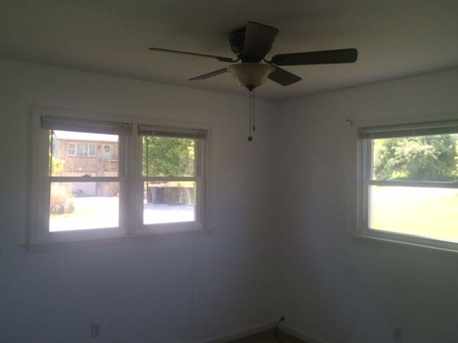 Building Photo - 3 Bed 2 Bath Home