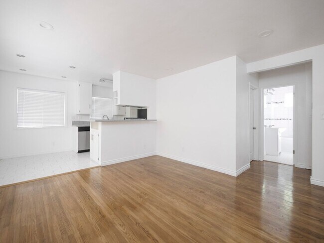 Interior Photo - 1215 Granville Ave