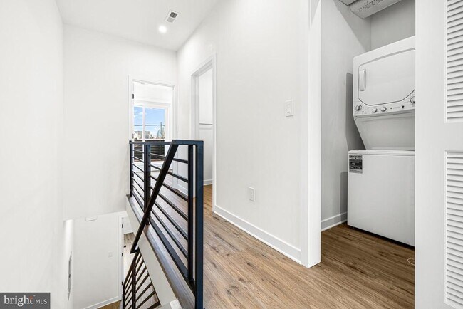 Building Photo - 2350 Moore St