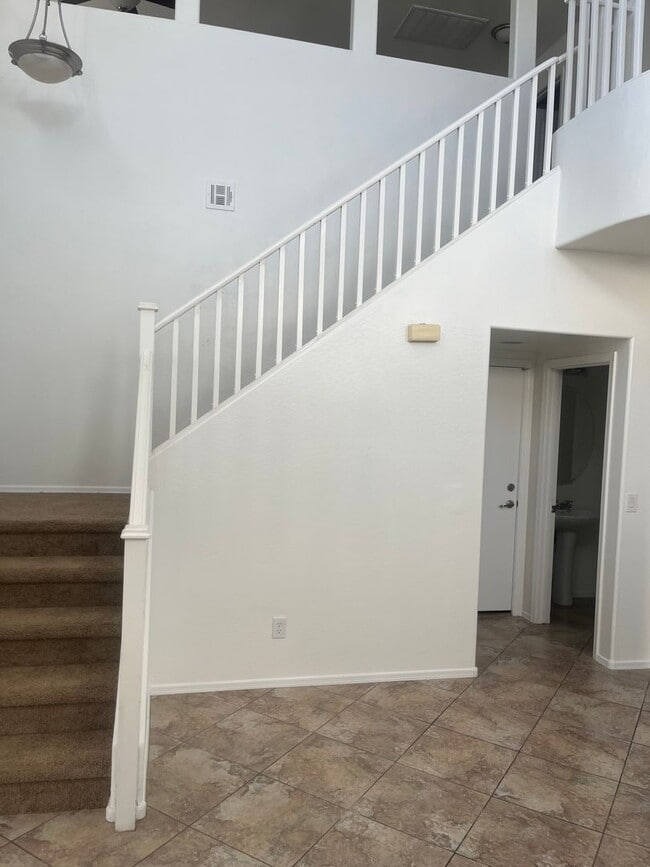 Building Photo - 3 Bed 2.5 New Carpets and Paint!