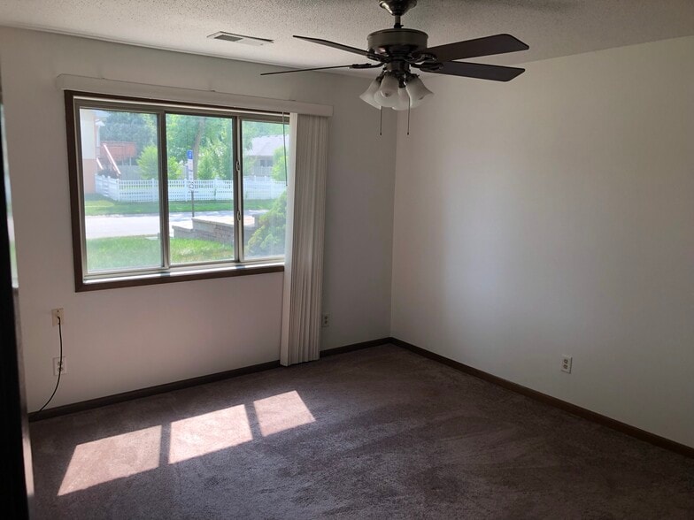 Building Photo - 225 S Ridge Dr