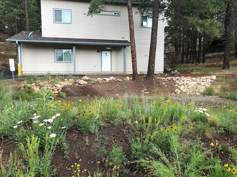 view from street - 3301 S Litzler Dr