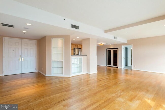 Building Photo - 250 S President St