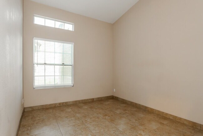 Building Photo - 1625 E Sheffield Ave