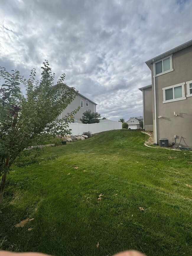 Building Photo - 1109 W Meridian Dr