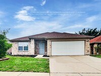 Building Photo - 910 Simi Dr