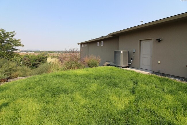Building Photo - 4 Bed/2.5 Bath + an Office Home in Richland