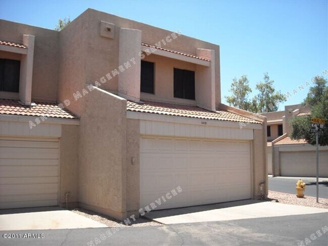Building Photo - 2 STORY TOWNHOME WITH ATTACHED GARAGE WATER INCL