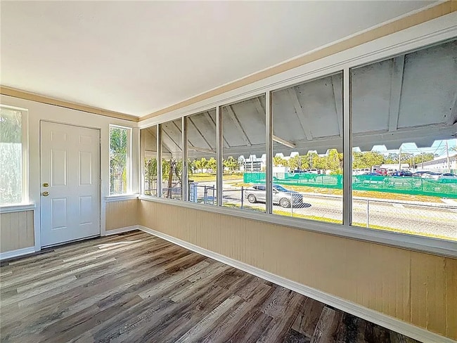 Building Photo - 944 18th Ave S