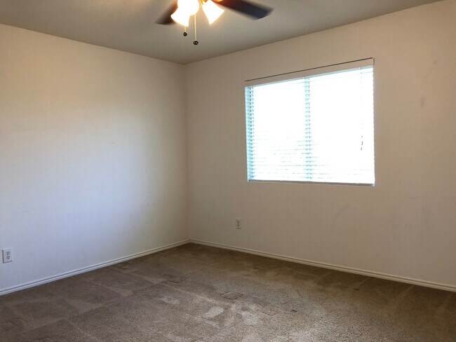 Building Photo - 4 bedroom/2.5 Bath Retama Springs Subdivision