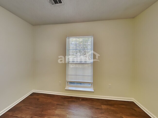 Building Photo - 7 Hazeltine Ct