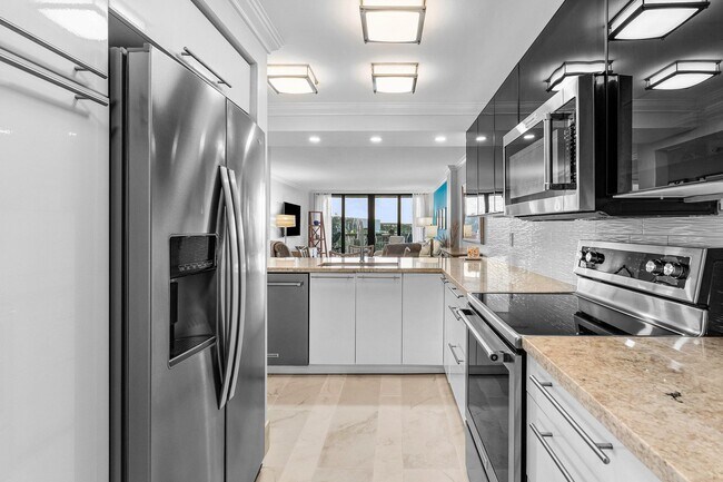 Building Photo - 14 Royal Palm Way