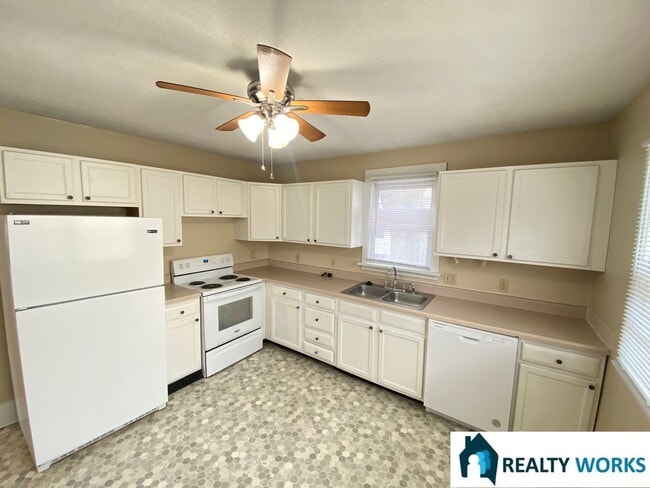 Building Photo - Adorable 2 bed 2 bath house!