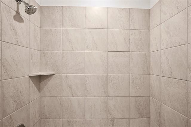 Building Photo - 704 Edgehurst Dr