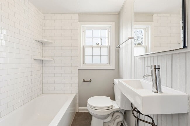 Building Photo - 2be/1ba House in the Heart Of Carrboro with Gym & Sauna