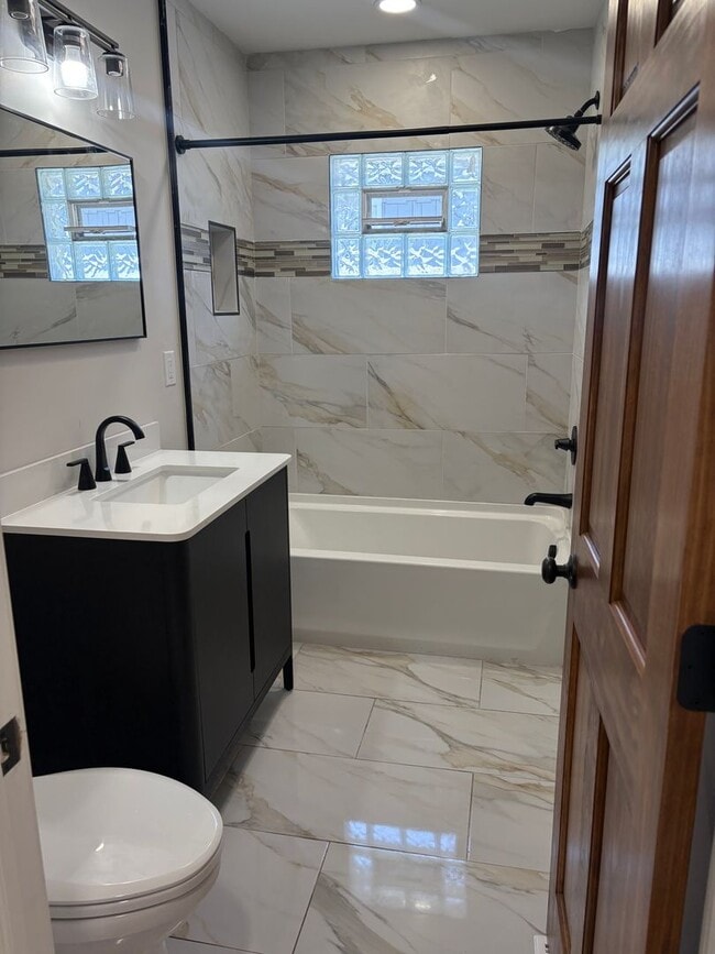 Building Photo - A newly updated 3 bedroom in Old North!