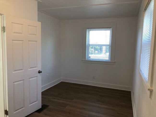 Building Photo - Two Story Home - 7 Bedrooms and 4 Bathroom...