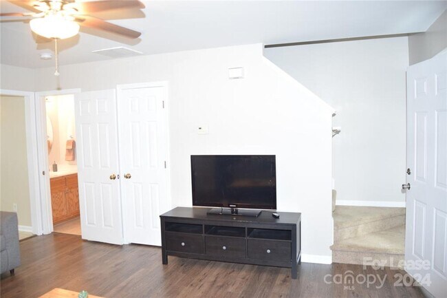 Building Photo - Fully furnished 2 bedroom, 1.5 bath townho...