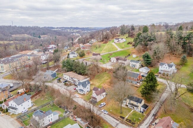 Building Photo - Stunning 3 bedroom home in South Park avai...