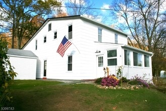 Building Photo - 6 Bird Ln