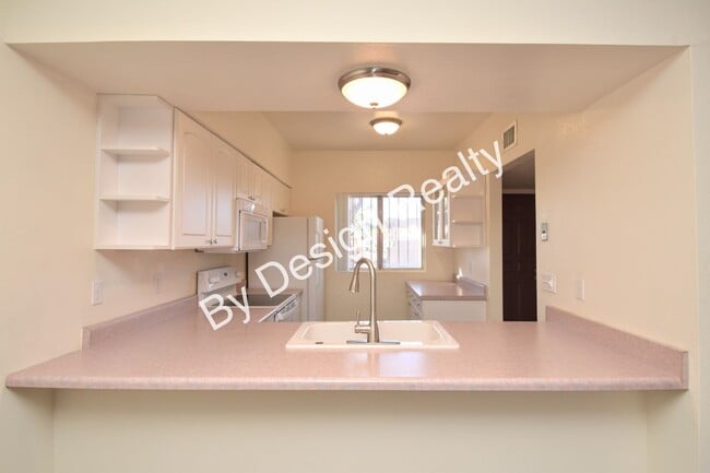 Building Photo - Pantano Parkway Townhome - Steps from The Loop