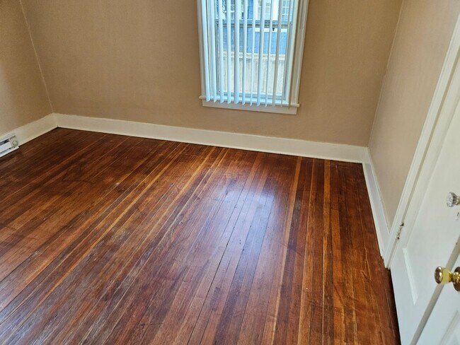 Building Photo - Spacious Campus Home! - $300 OFF 1ST MONTH...