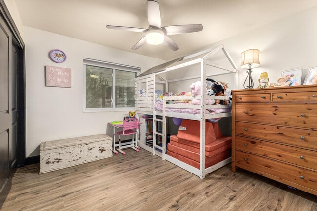 Building Photo - 617 E Ellis Dr