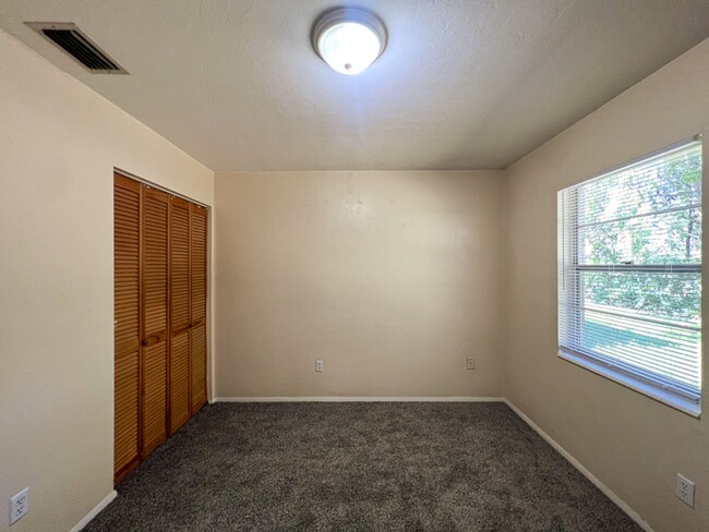 Building Photo - 2BR/1BA Apartment - Available NOW!