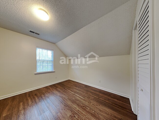 Building Photo - 6 Saddlemount Ln