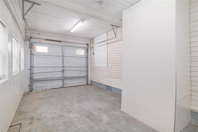 Building Photo - 305 Sunset Dr