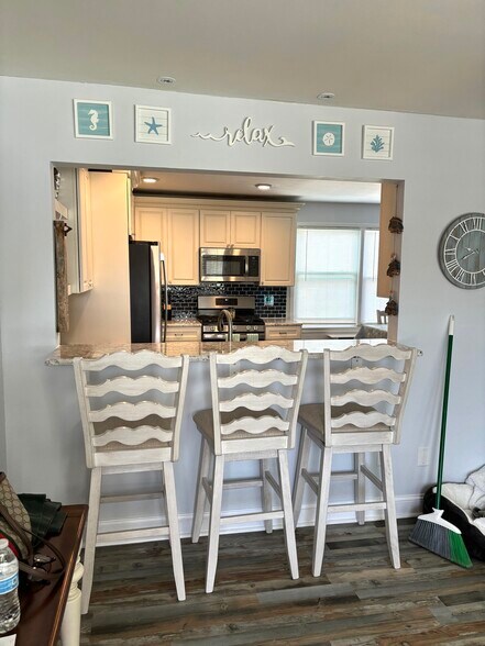 Breakfast bar - 6 N Newport Ave