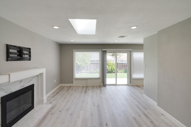 Building Photo - 405 S Fernwood Cir