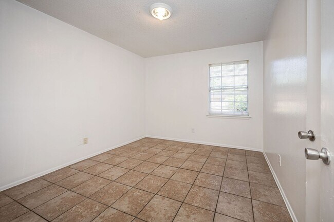 Building Photo - 5612 Rose Dr