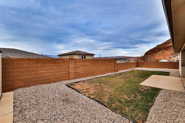 Building Photo - Comfort & Style: Spacious 3-Bed, PLUS LARGE OFFICE, 2-Bath Retreat in DESERT CANYON"