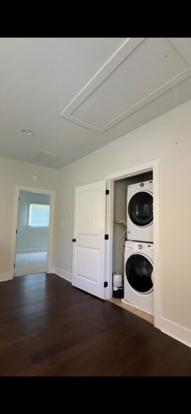Building Photo - Super Cute Creekside Cottage