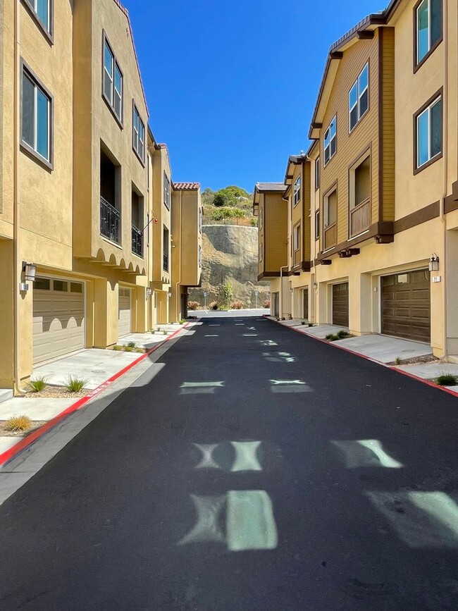 Building Photo - 2 Bed Townhouse in San Marcos