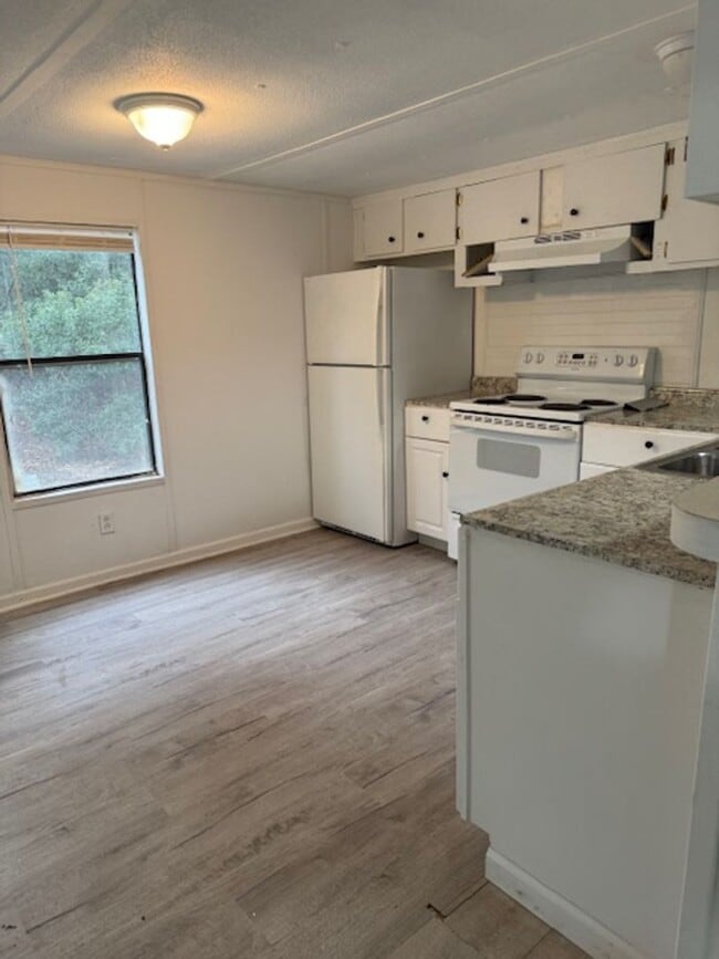 Building Photo - 3 Bedroom 2 Bath Doublewide Mobile Home