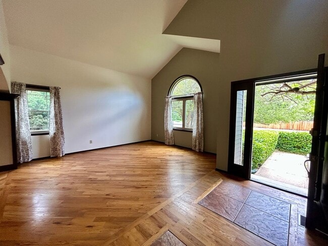 Building Photo - Beautiful 5 Bedroom Home with Large Private Yard