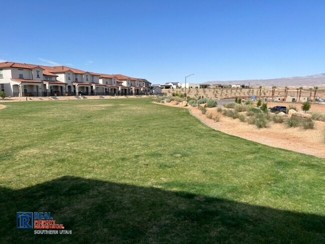 Building Photo - Desert Color Home