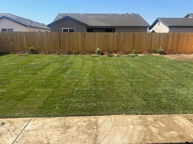 Building Photo - Gorgeous NEWER home between Tulare and Vis...