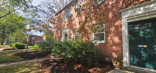 Building Photo - Spacious 2-bedroom townhouse on beautifully landscaped grounds.