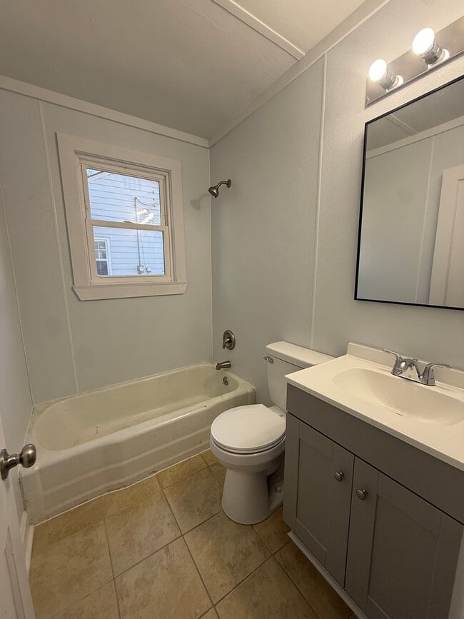 Building Photo - 221 Spruce St W